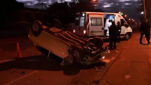 Accidente en Posadas: un conductor abandonó a su acompañante tras chocar el automóvil en el que viajaban.