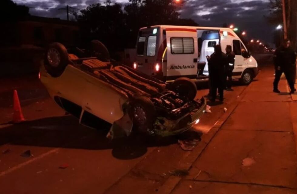 Accidente en Posadas: un conductor abandonó a su acompañante tras chocar el automóvil en el que viajaban