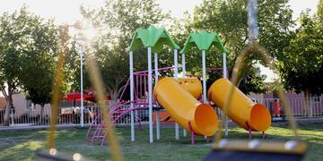 El parque cuenta con juegos infantiles modernos