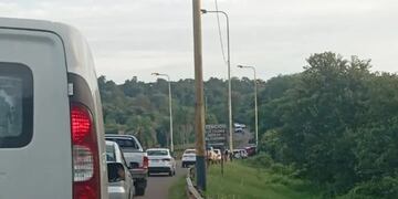 Fin de semana largo en Puerto Iguazú: se registran largas filas en el Puente Tancredo Neves.