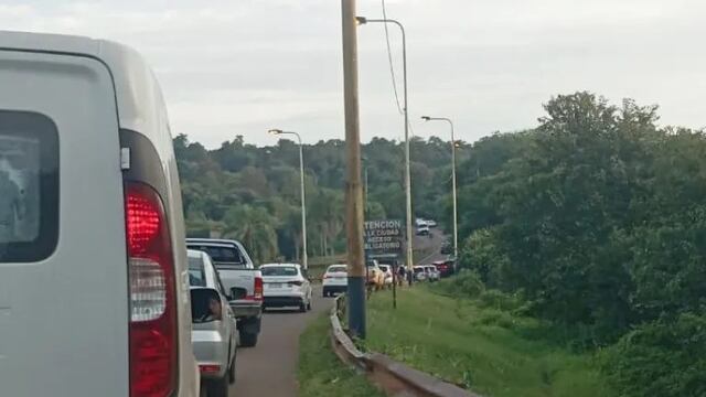 Fin de semana largo en Puerto Iguazú: se registran largas filas en el Puente Tancredo Neves.