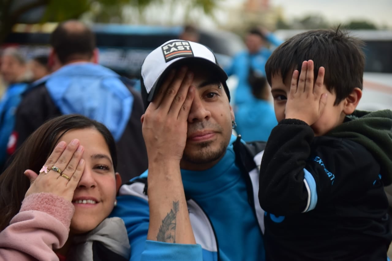 Los hinchas de Belgrano y otra muestra de amor masivo. Tremendo acompañamiento de los piratas en la Copa Argentina. (José Gabriel Hernández / Enviado a Rosario)