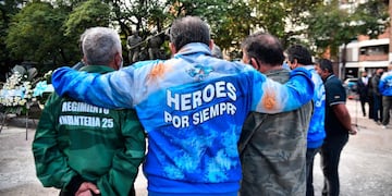 Homenaje. En Plaza de la Intendencia de la ciudad de Córdoba los veteranos de Malvinas recordaron a los soldados caídos en combate en 1982. (Pedro Castillo)