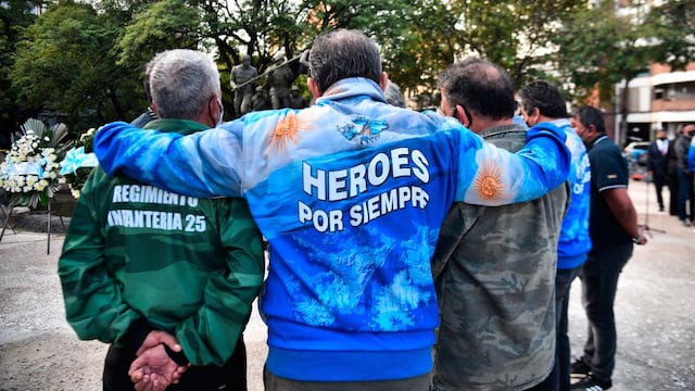 Homenaje. En Plaza de la Intendencia de la ciudad de Córdoba los veteranos de Malvinas recordaron a los soldados caídos en combate en 1982. (Pedro Castillo)