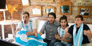 Hinchas alentando a la Selección Argentina
