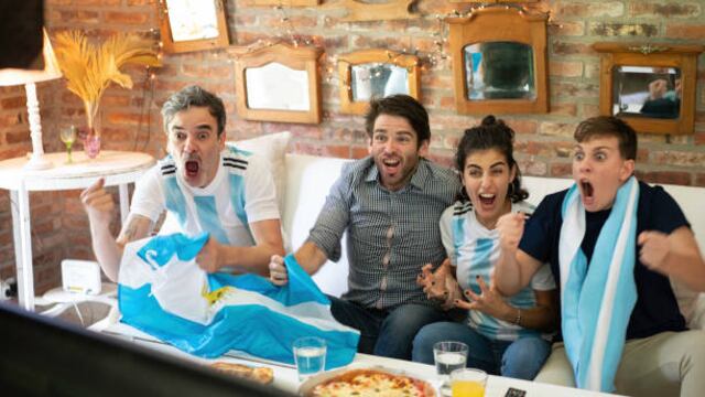 Hinchas alentando a la Selección Argentina