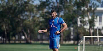 Javier Gandolfi, técnico de Talleres, con varios puesto a resolver (Prensa Talleres).