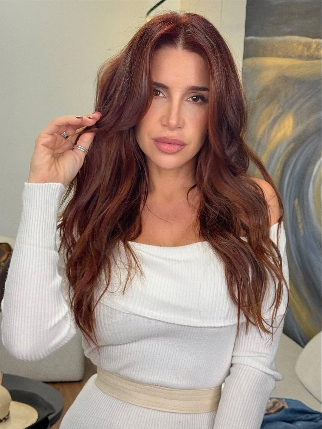 Flor Peña mostró su nuevo look recién salida de la peluquería con un look total white