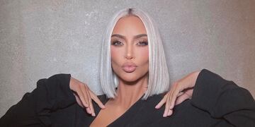 Kim Kardashian posó de espaldas y con un conjunto de jean que dejó ver de más.