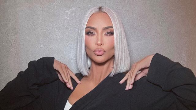 Kim Kardashian posó de espaldas y con un conjunto de jean que dejó ver de más.