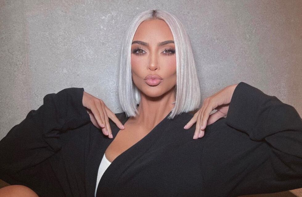 Kim Kardashian se bajó los jeans y sin ropa interior posó de espaldas para una revista