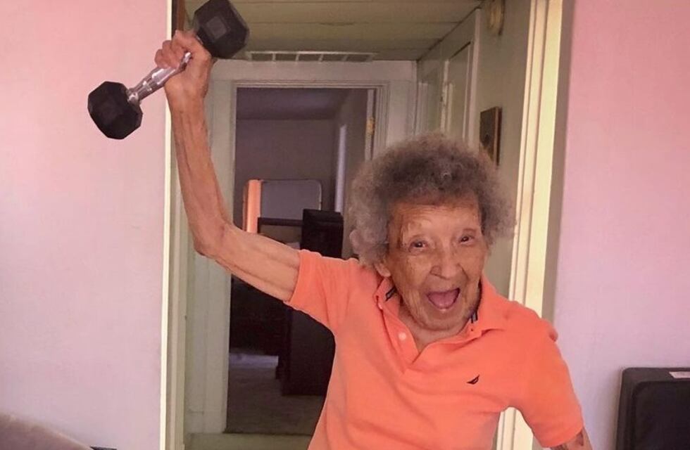 Julia, la abuela de 102 años que hace ejercicio con su bisnieto y conmueve en las redes sociales