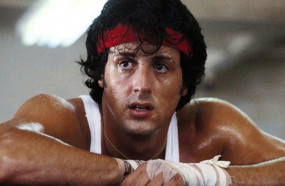 Es tan solo un niño, es fan de Rocky Balboa e impresionó a Sylvester Stallone imitándolo en la calle