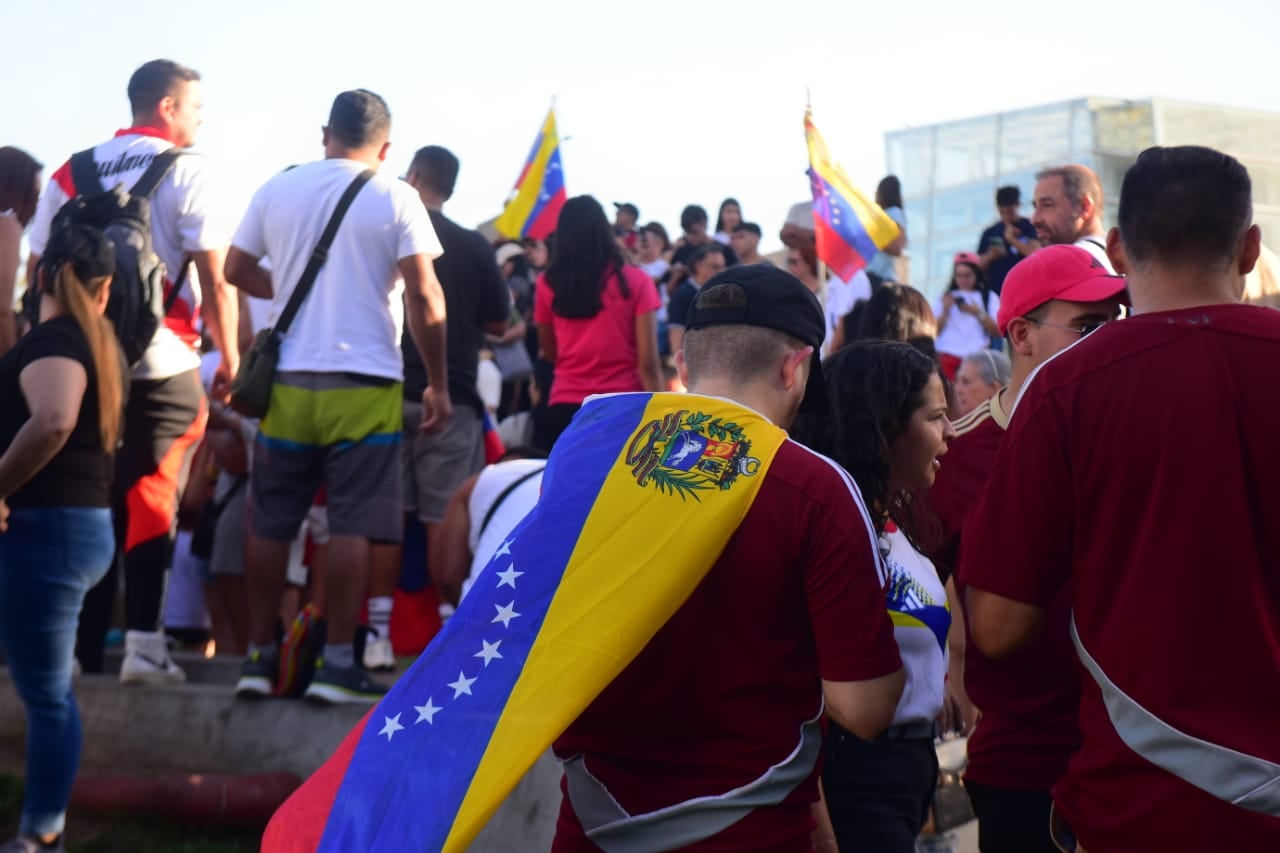 Venezolanos en Córdoba se reunieron en Plaza España para festejar la detención de Nicolás Maduro.  (Jorge Peñaranda / La Voz)