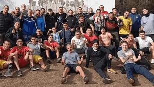 De vez en cuando, vuelve a la prisión para dejar mensajes de superación.