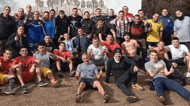 De vez en cuando, vuelve a la prisión para dejar mensajes de superación.