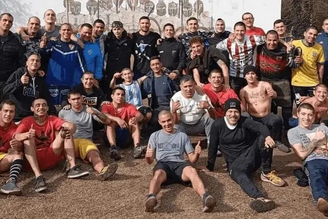 De vez en cuando, vuelve a la prisión para dejar mensajes de superación.