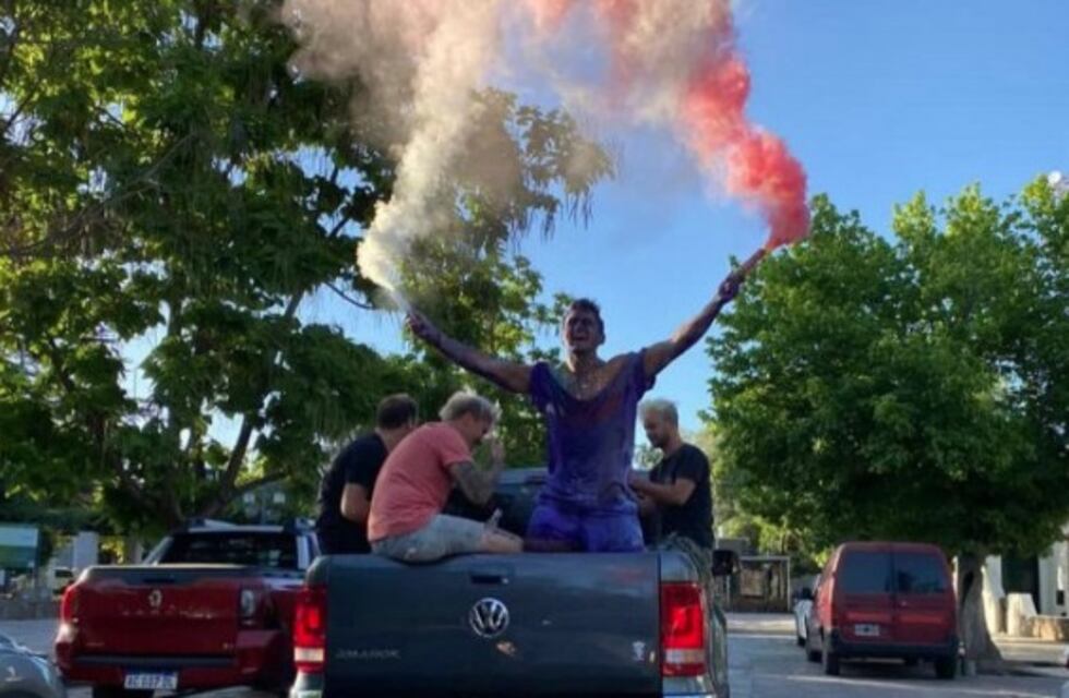 Milagro: festejaba su título universitario cuando se cayó de una camioneta