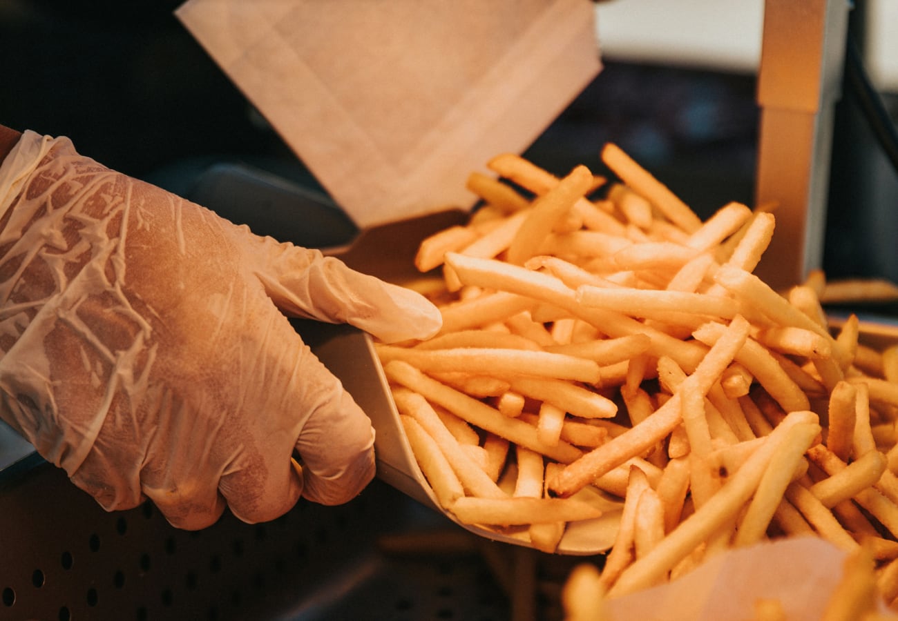 El cocinero tenía una inconfundible voz para avisar que las papas fritas estaban listas.