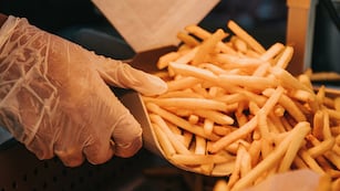 El cocinero tenía una inconfundible voz para avisar que las papas fritas estaban listas.