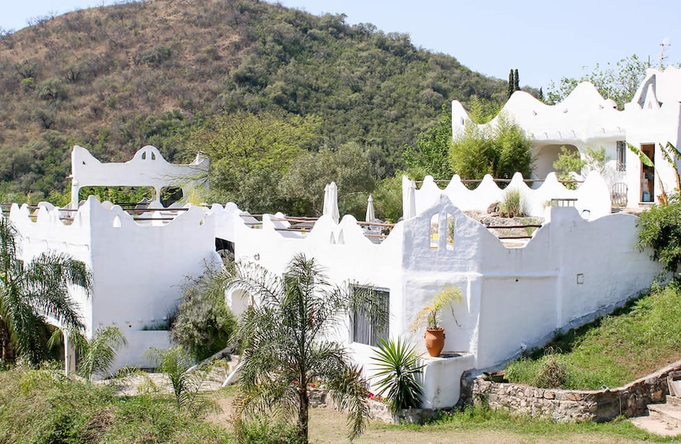 Cómo es la “Grecia cordobesa”, el complejo de estilo mediterráneo que remonta a las playas de Santorini