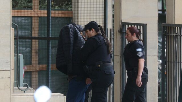 Agustina Díaz en su llegada a la ampliación de indagatoria en los Tribunales Federales de Comodoro Py por el ataque a Cristina Kirchner. Foto: Clarín