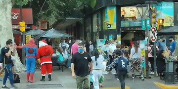 A los comerciantes les preocupa que el rebrote de los casos de Covid-19 frene las compras de fin de año.