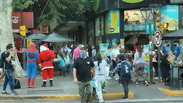 A los comerciantes les preocupa que el rebrote de los casos de Covid-19 frene las compras de fin de año.