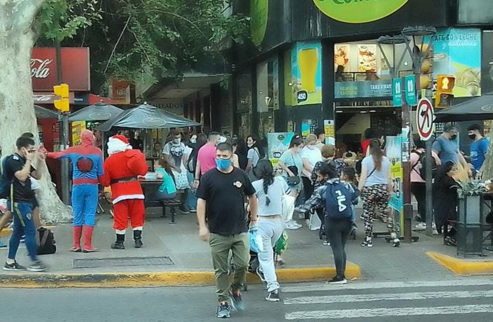 Comenzaron las compras para las fiestas de fin de año y el centro mendocino se muestra colapsado