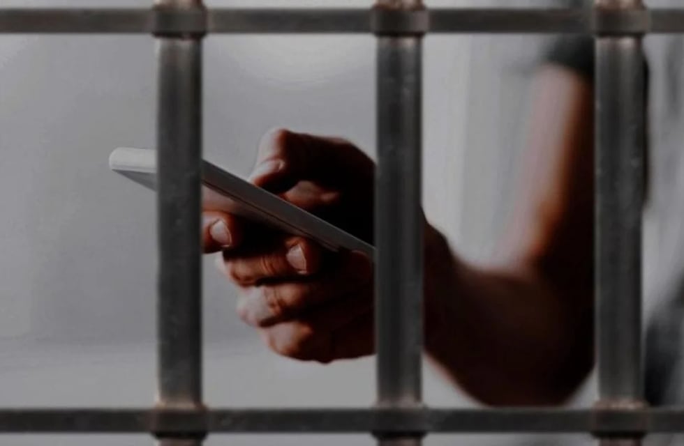 Chubut: autorizaron a los presos a tener un celular en la cárcel pero ingresaron uno robado