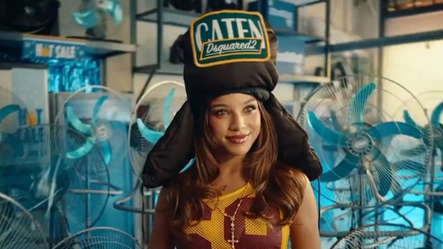 Cuánto cuesta el gorro que usó Emilia Mernes en “Blackout” y es furor por su diseño