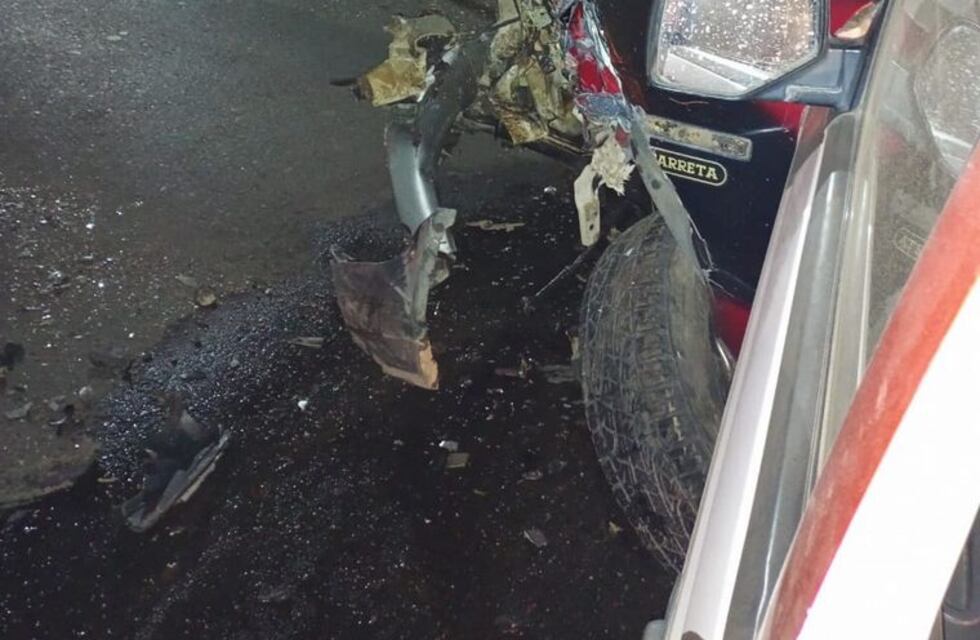 Un patrullero habría cruzado de carril e impactó contra una familia en San José de la Dormida