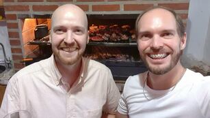 Alejandro Stahoski junto a su hermano que le donó médula ósea para el segundo trasplante.