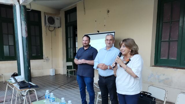 La ministra de Infraestructura, Servicios Públicos y Hábitat de la Provincia de Santa Fe, Silvina Frana acompañada por el senador provincial Alcides Calvo y el director de la Escuela de Educación Técnica Profesional N° 565, Esteban Rodríguez