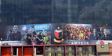 Colón de Santa Fe alista su estadio con gigantografías de los campeones de la Copa de la Liga Profesional. (@JuanchiMolina)
