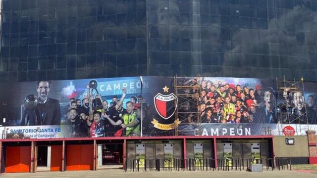 Colón de Santa Fe alista su estadio con gigantografías de los campeones de la Copa de la Liga Profesional. (@JuanchiMolina)
