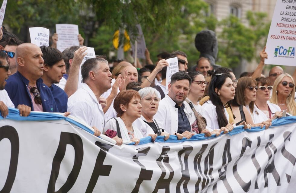 En contra del DNU de Milei, farmacéuticos se concentraron en Tribunales y bajaron sus persianas una hora este viernes