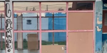 Escuela de Viedma exige que pongan vidrio en las ventanas del lugar.