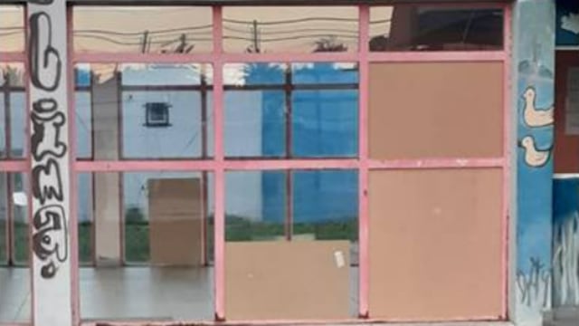 Escuela de Viedma exige que pongan vidrio en las ventanas del lugar.