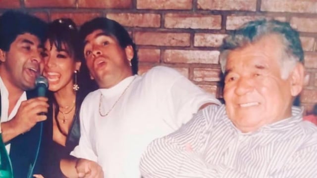 La cantante Noelia, con Maradona y su papá, en una noche de Córdoba.