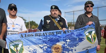 En el entretiempo del partido Huracán LH vs. Ferro de Pico (Federal A), se vivió un emotivo homenaje con los veteranos de Malvinas, en el que se entregaron reconocimientos y se cantó el Himno Nacional Argentino.