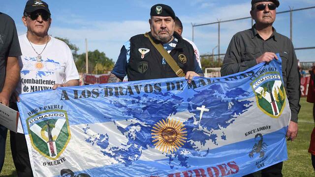 En el entretiempo del partido Huracán LH vs. Ferro de Pico (Federal A), se vivió un emotivo homenaje con los veteranos de Malvinas, en el que se entregaron reconocimientos y se cantó el Himno Nacional Argentino.
