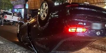 Conductora alcoholizada chocó y volcó su auto en pleno centro de Oberá.