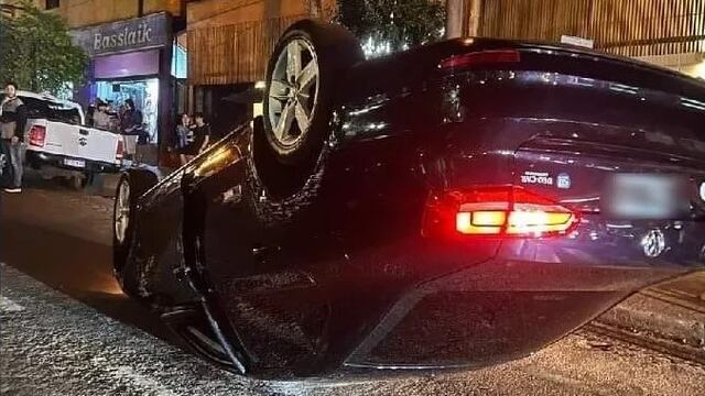 Conductora alcoholizada chocó y volcó su auto en pleno centro de Oberá.
