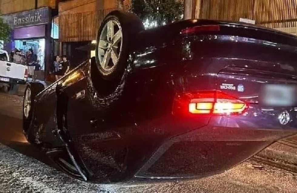 Conductora alcoholizada chocó y volcó su auto en pleno centro de Oberá