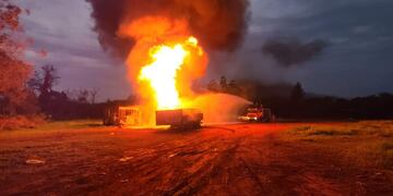 Se incendió un camión cisterna con más de 36 mil litros de combustible en Puerto Iguazú.