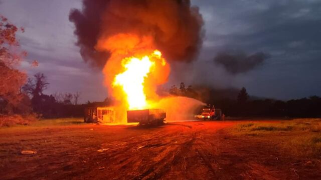 Se incendió un camión cisterna con más de 36 mil litros de combustible en Puerto Iguazú.