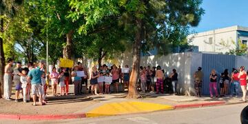 Dos jóvenes fueron asaltados a plena luz del día, al salir del colegio.