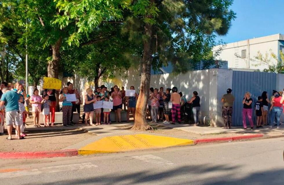 Córdoba: salían del colegio, los emboscó un motochorro y recibieron un disparo