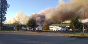 De día, el humo es visible a varios kilómetros.
